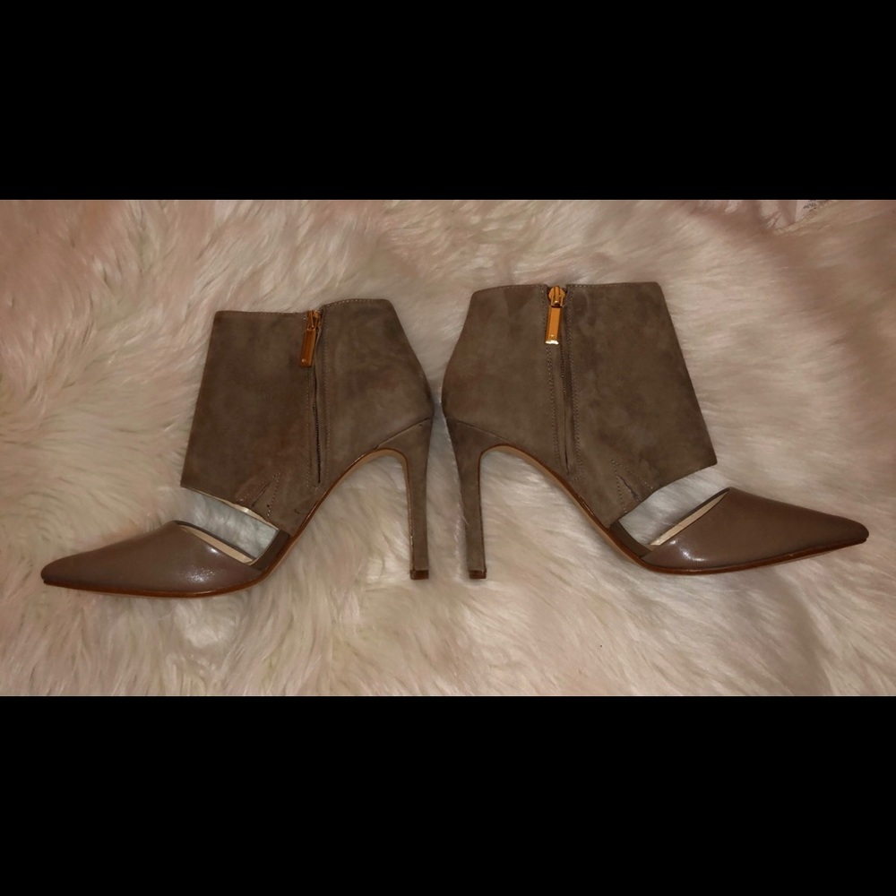 BANANA REPUBLIC Taupe Suede Heels - Picture 3 of 7